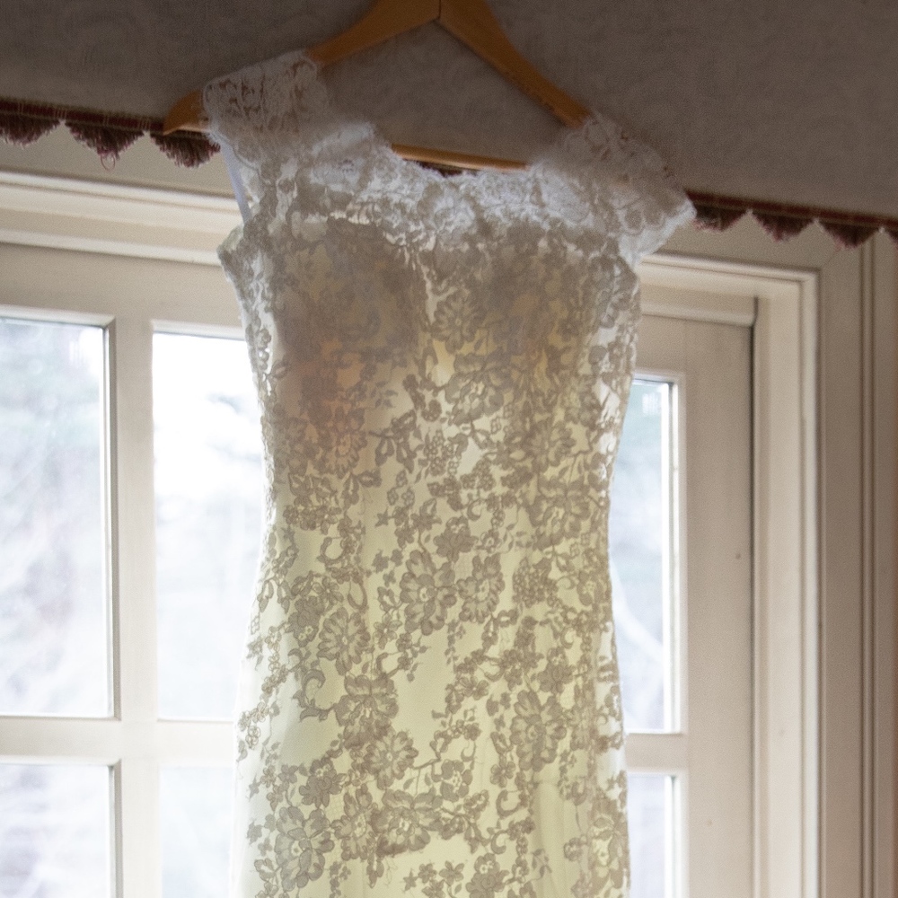 Allure Bridals 9000 Ivory Pre-owned Wedding Dress